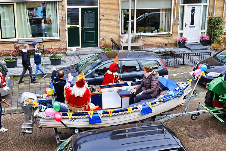 Aankomst van de Sint en zijn Zwarte Pieten in Waarder_037